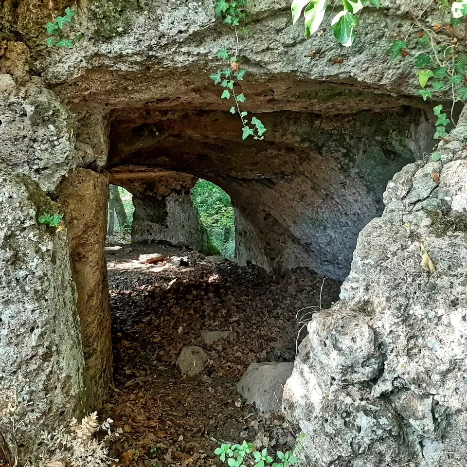 Monte Casoli dettaglio abitazioni ipogee