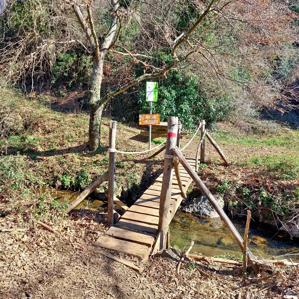 Via Francigena tra Bolsena e Montefiascone ponte sul fosso di Arlena