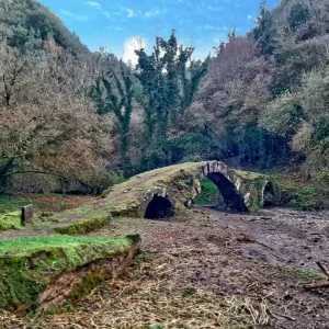 LE GOLE DEL BIEDANO, ANTICHE MOLE E GROTTE GIGANTESCHE LUNGO UNA FORRA SELVAGGIA