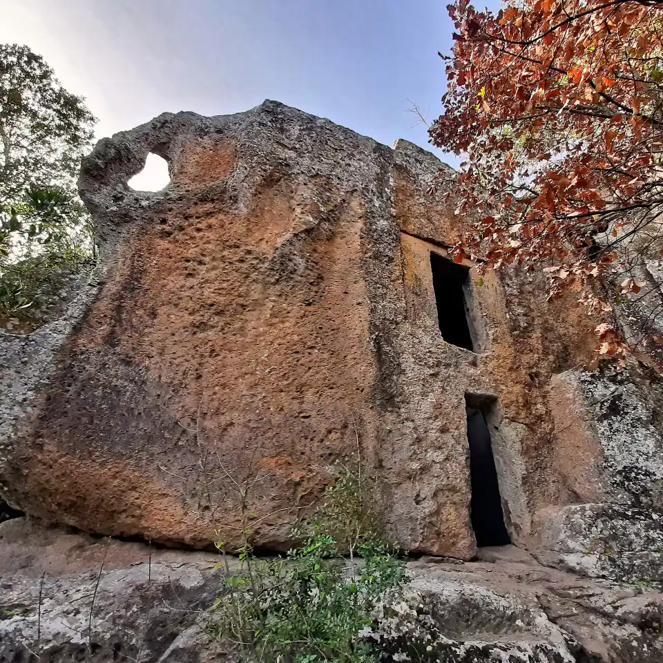Piramide etrusca la casa di pietra