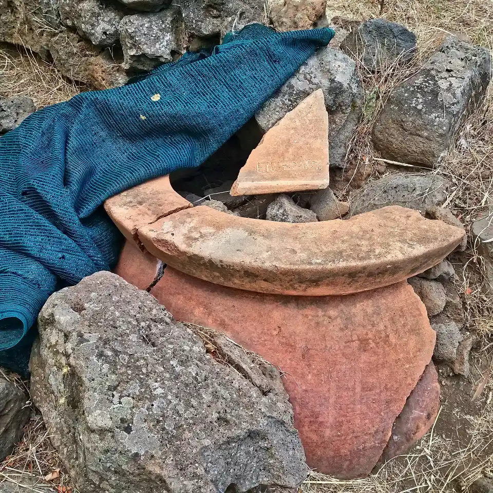 Selva del Lamone abitato etrusco di Rofalco, detaglio di contenitore in terracotta e porzione di tegola con iscrizione