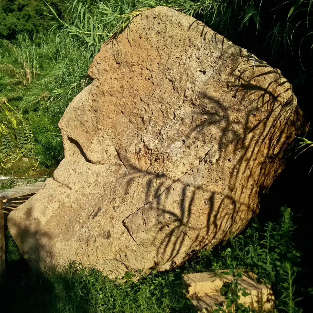 Da Nepi a Castel Sant'Elia scultura conteporanea su masso naturale in tufo