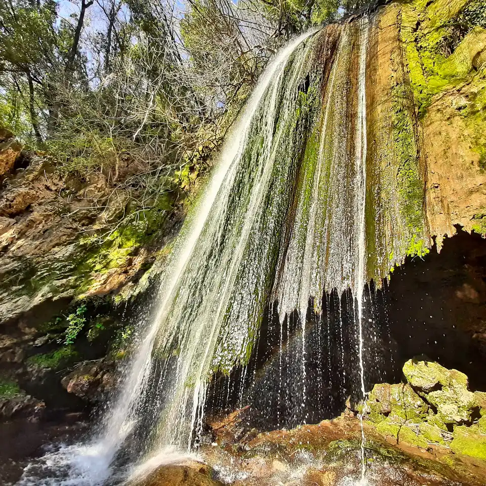 Eremo di Poggio Conte e le cascate sul fiume Fiora cascata di Strozzavolpe o del Baccano