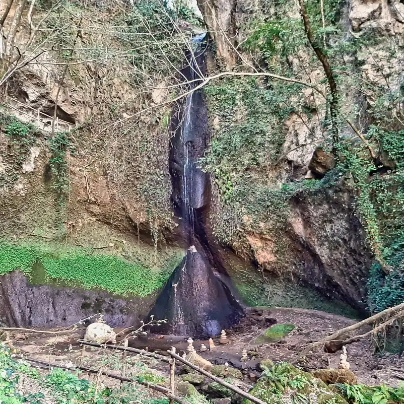 Eremo di Poggio Conte e le cascate sul fiume Fiora iconica cascata nei pressi dell'eremo