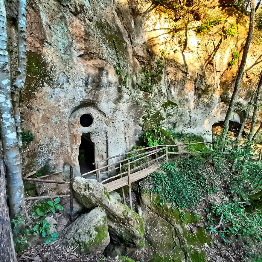 Eremo di Poggio Conte e le cascate sul fiume Fiora vista esterna dell'eremo