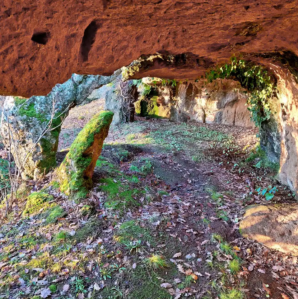 Vitozza ambiente ipogeo con parvenza di caverna in seguito a crolli