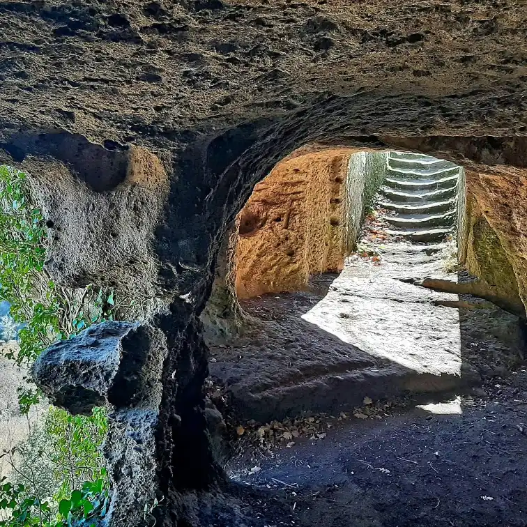 Monumento naturale di Corviano e Cascata del Martelluzzo dettaglio di abitazione ipogea