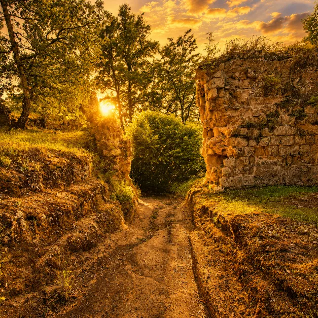 Vitozza una delle porte di accesso alla rocca al tramonto