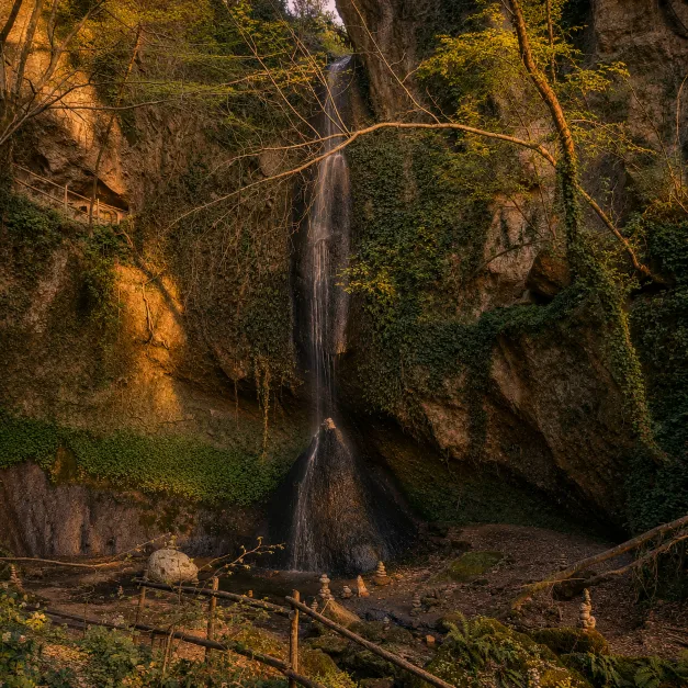 Eremo di Poggio Conte cascata nei pressi di all'alba