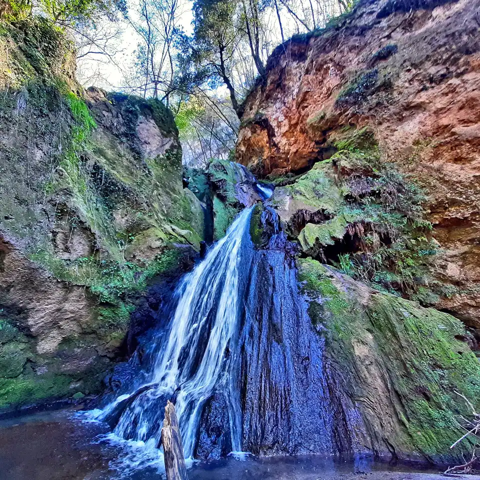 Eremo di Poggio Conte e le cascate sul fiume Fiora cascata del Paternale