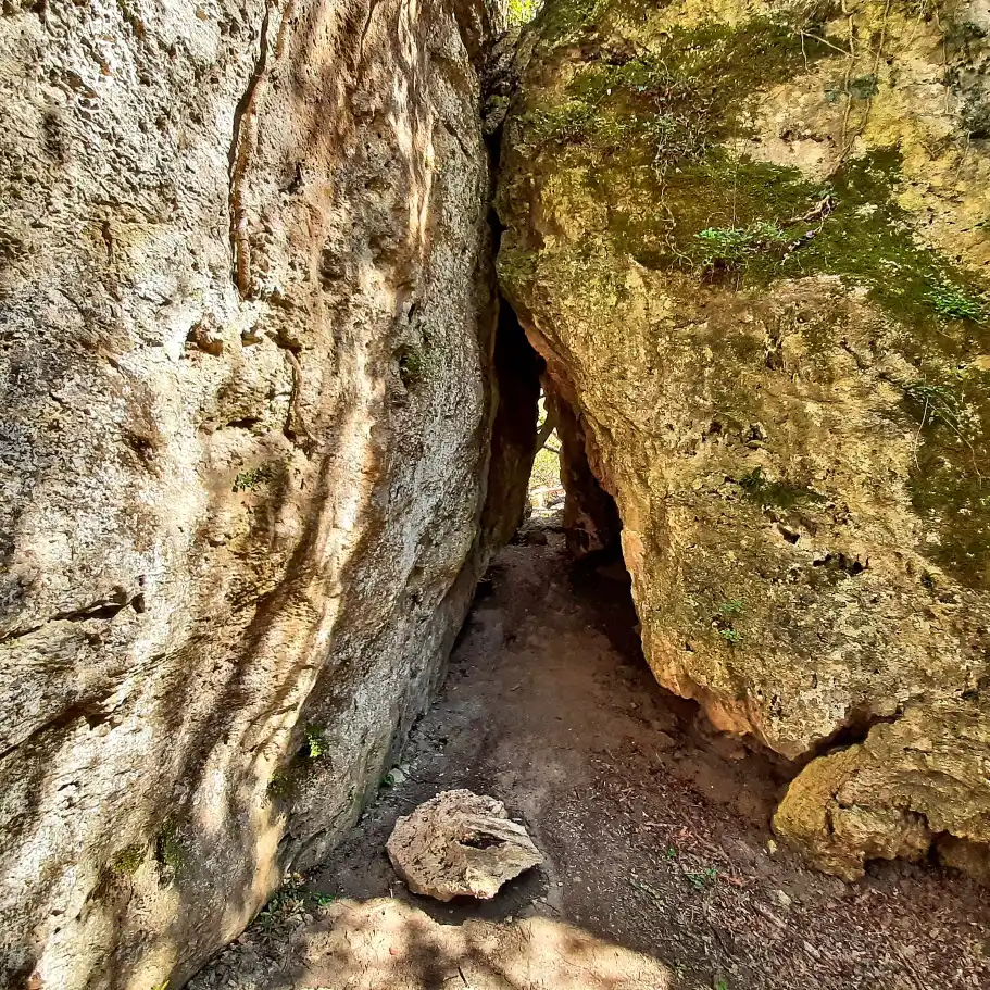 Eremo di Poggio Conte e le cascate sul fiume Fiora passaggio tra le rocce