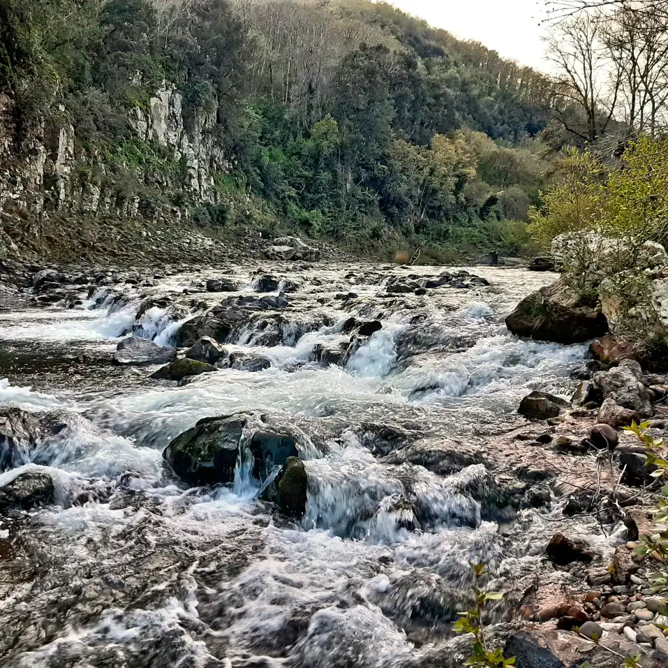 Eremo di Poggio Conte e le cascate sul fiume Fiora rapide lungo il corso